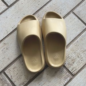 Yeezy Slides 100% authentic